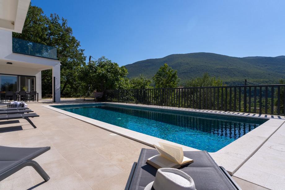 Private heated swiming pool with a mountain view. Perfect spot for a relaxing vacation