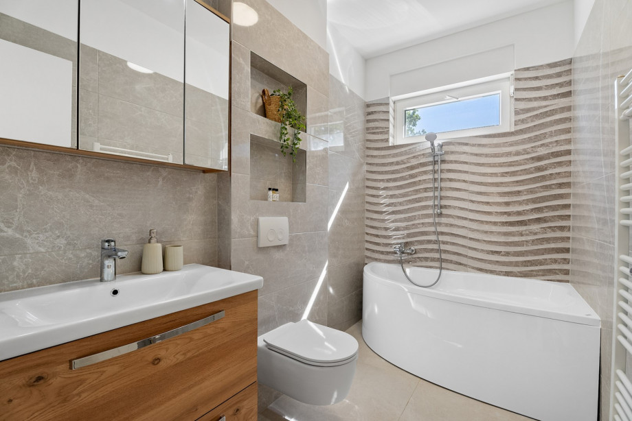 En-suite shower bathroom