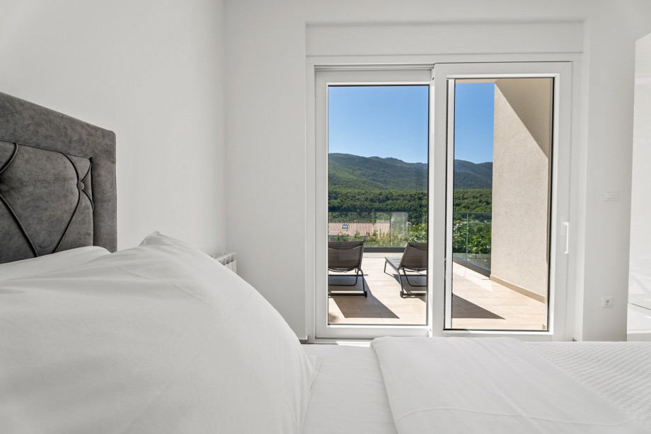 Bedroom No. 5 has a single bed 90cm x 200cm, air-conditioning and a shared terrace.