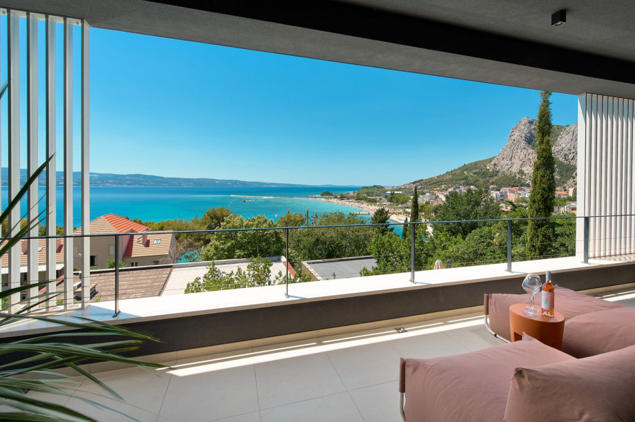 Discover the ultimate holiday experience at seaview villa Flora