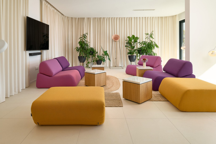 Das Erdgeschoss (Poolebene) erstreckt sich über 130 m2 und bietet einen Wohnbereich mit direktem Zugang zum Pool