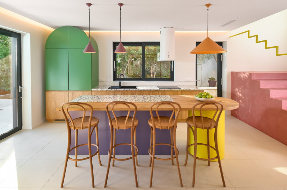 There is a fully equipped kitchen with all the needed appliances (a Microwave, a Toaster, a Kettle, a capsule Coffee machine Julius Meinl...and more)