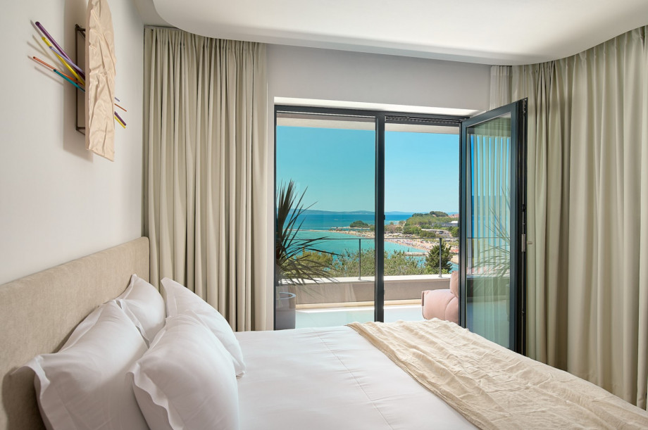 The first floor offers five master bedrooms, each with a king-size bed 180cm x 200cm