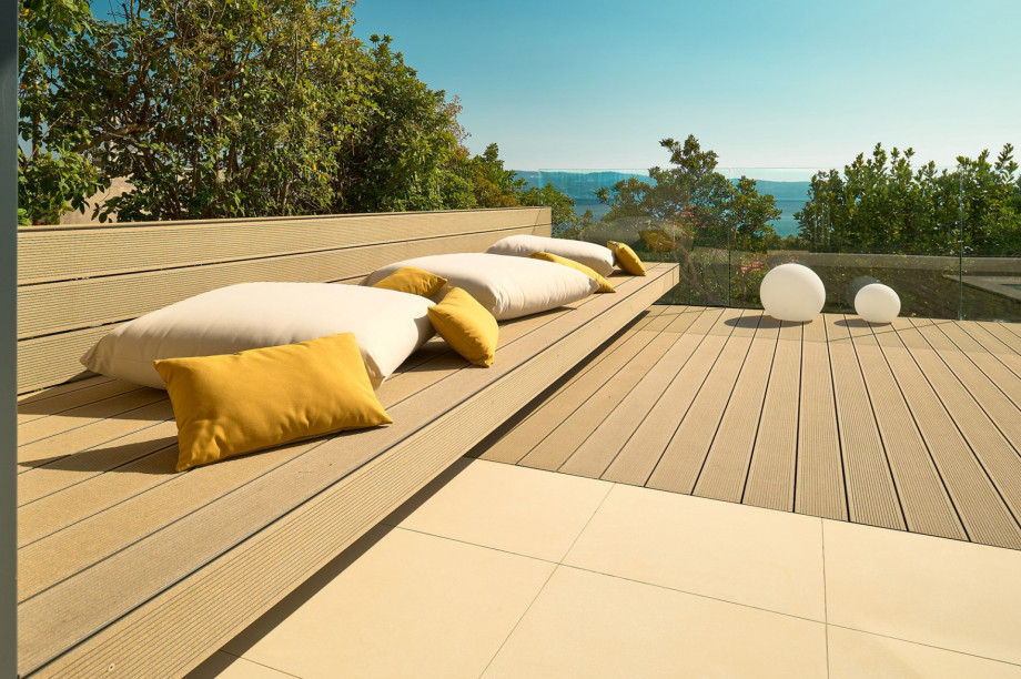 Es gibt einen gesicherten Parkplatz für 5 Autos und ein privates, schnelles EV-Ladegerät, falls Sie ein Elektroauto haben