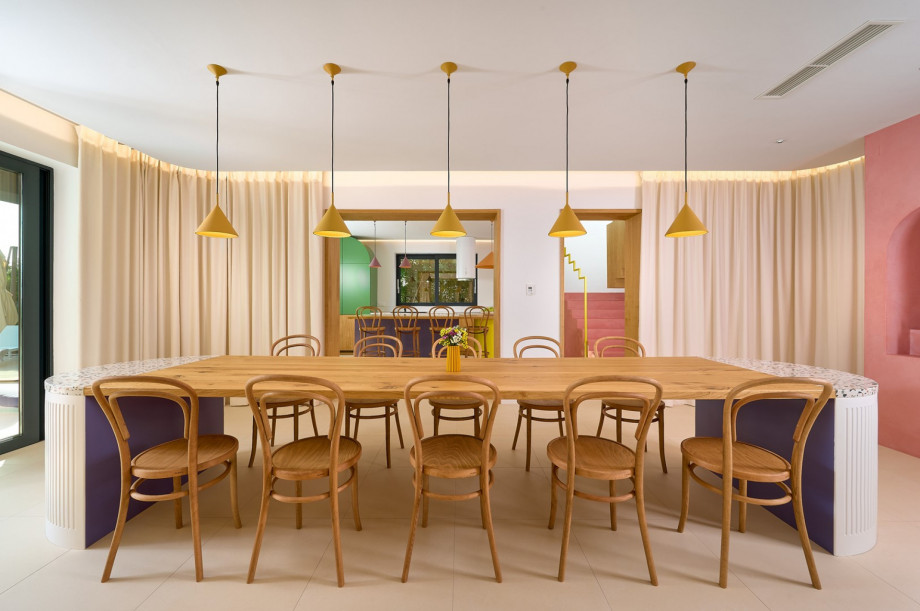 This stunning property offers spacious interior, high-end amenities throughout, natural and tranquil surroundings and amazing, open views.