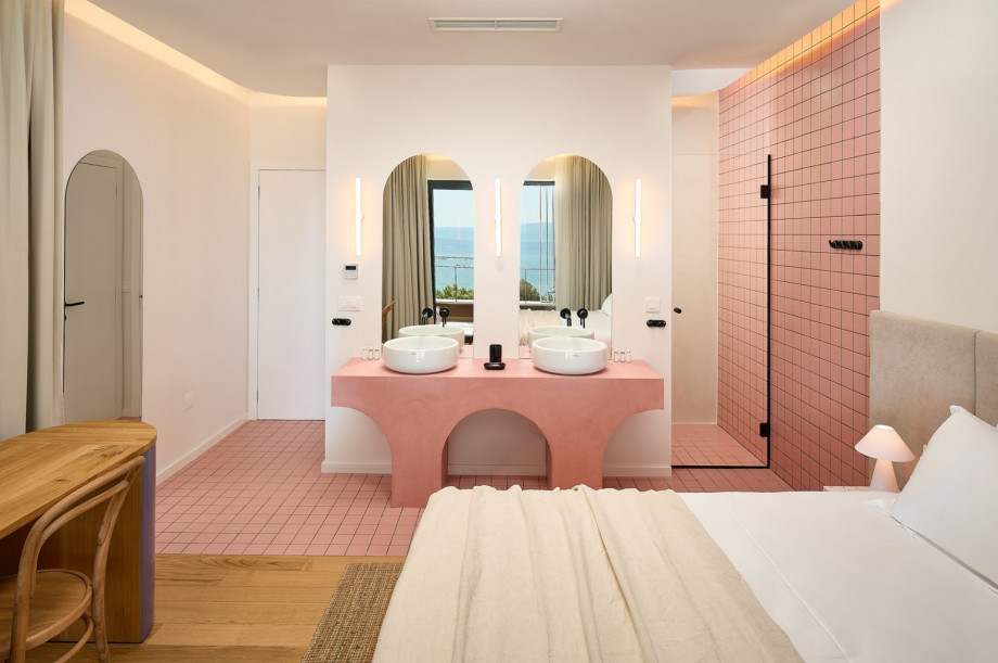 Bedroom with king-size bed 180x200cm and en-suite bathroom