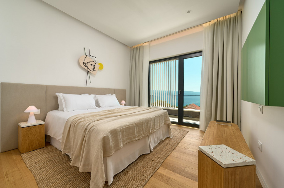 Bedroom  with king-size bed 180x200cm and en-suite bathroom