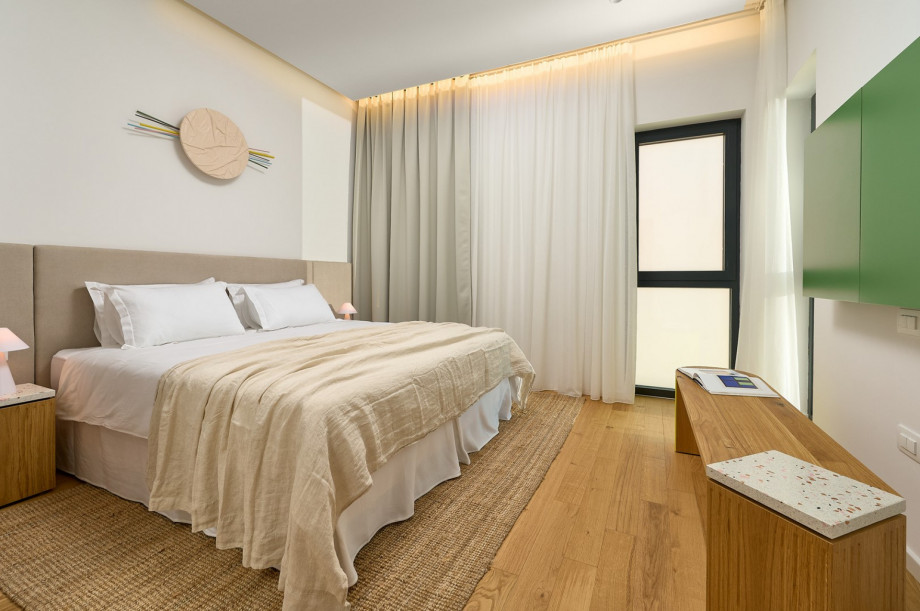 Bedroom with king-size bed 180x200cm and en-suite bathroom