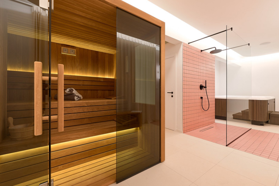 Es gibt auch einen SPA-Raum mit einer finnischen Sauna, einem Whirlpool im Innenbereich