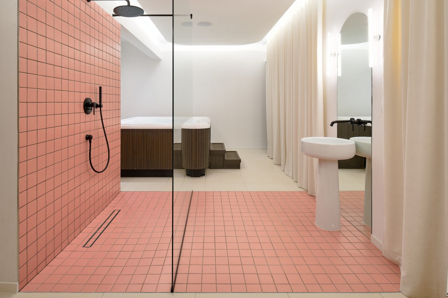 The spa room also offers a shower and a toilet (from this room there is also an exit toward the pool area)