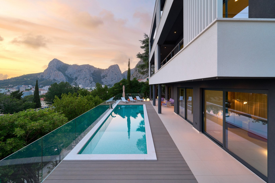 The first floor offers five master bedrooms, each with a king-size bed 180cm x 200cm (two of them can separate into two singles)