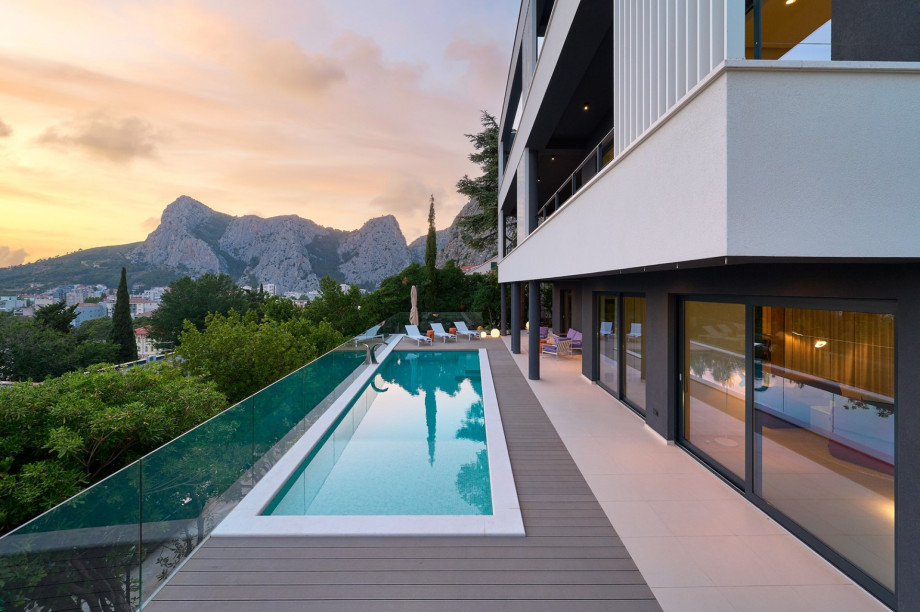 Der erste Stock bietet fünf Hauptschlafzimmer, jedes mit einem Kingsize-Bett (180 cm x 200 cm) (zwei davon können in zwei Einzelbetten getrennt werden)