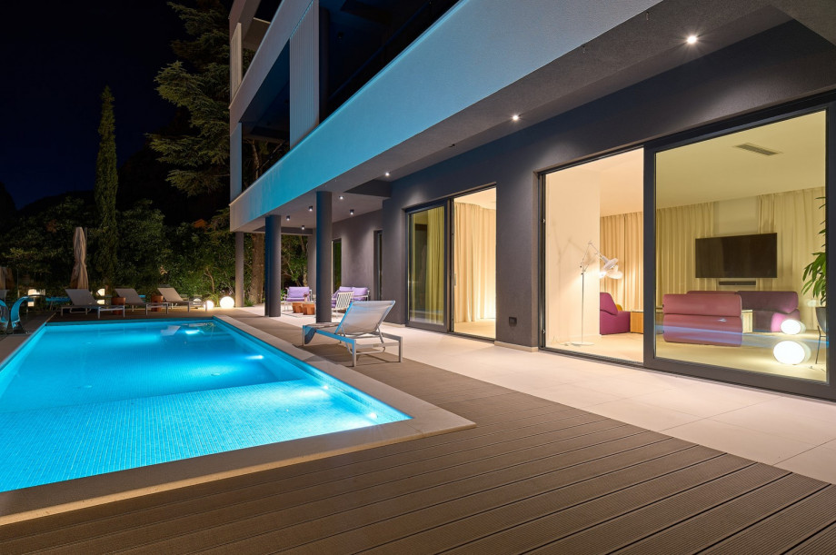 In front of the living /dining room there is a spacious covered area next to the pool