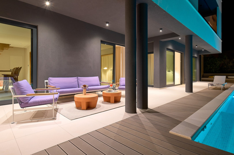 Additionally, there is a laundry with a washing machine and a dryer, and a separate toilet