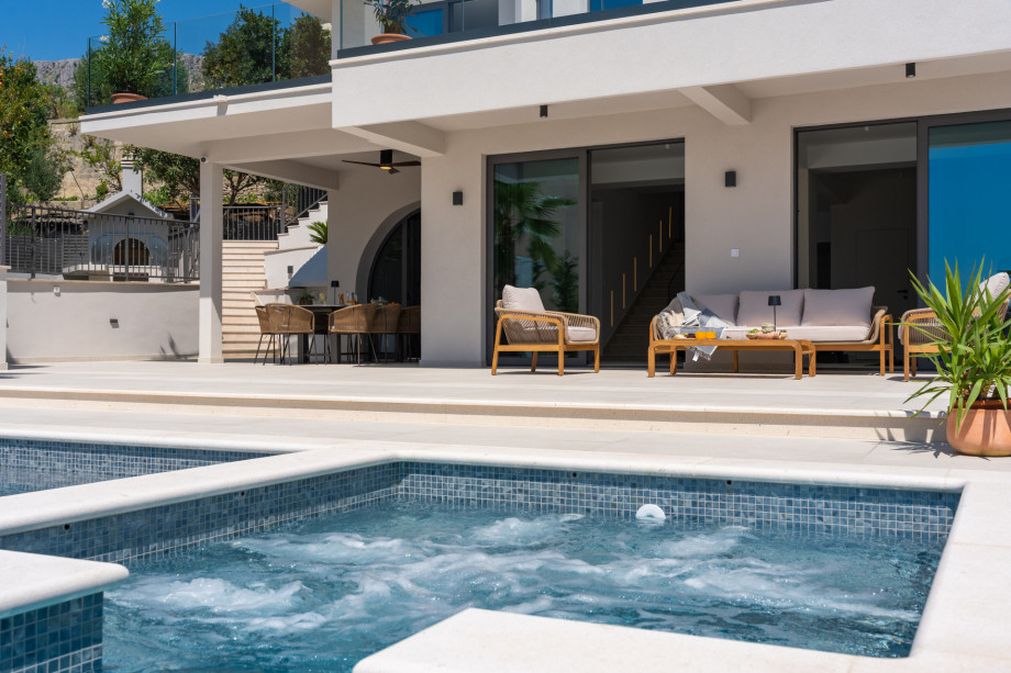 Enjoy the attached whirlpool with the same water temperature as the pool – perfect for complete relaxation.