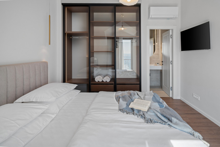 Bedroom 3 (18.2 sqm) 2nd floor – King-size bed (180x200)TV, A/C