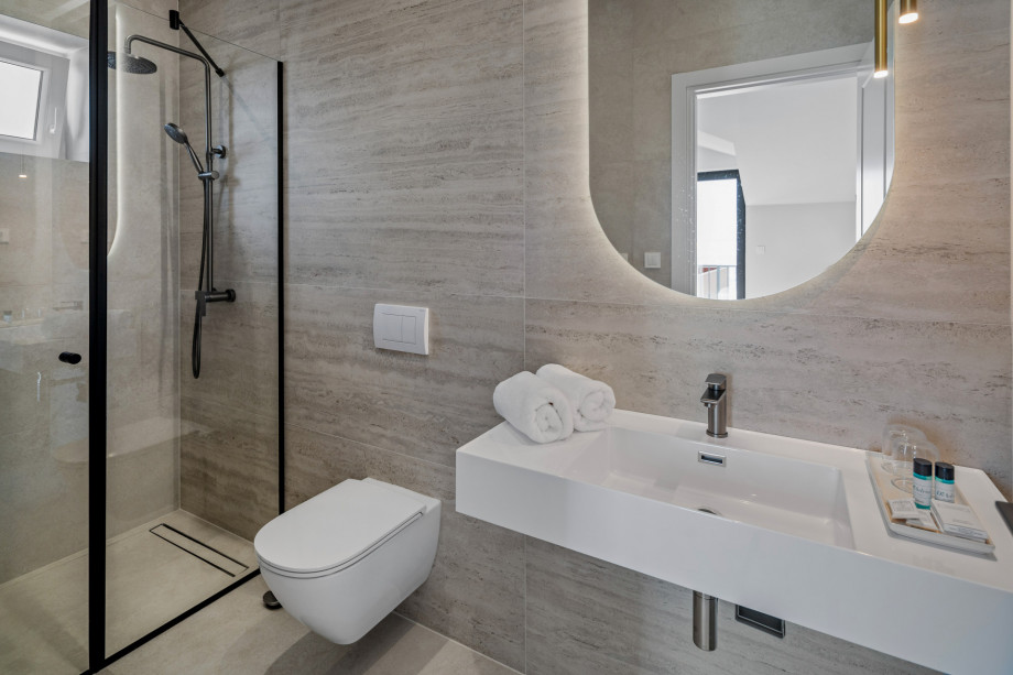 En-suite bathroom with shower