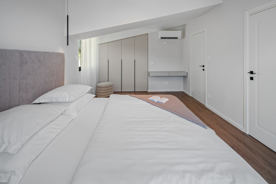 Bedroom 5 (25 sqm in attic) – King-size bed (180x200), TV, A/C