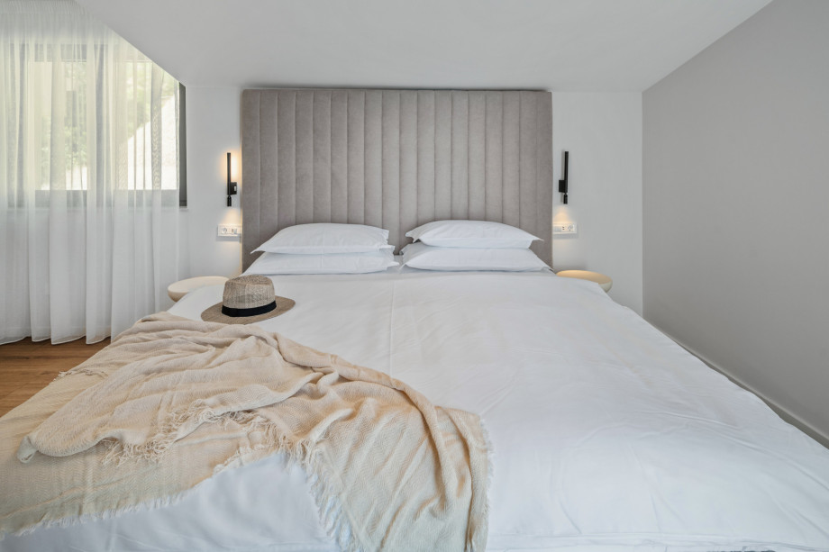 Bedroom 6 (26 sqm in attic) – King-size bed (180x200), TV, A/C