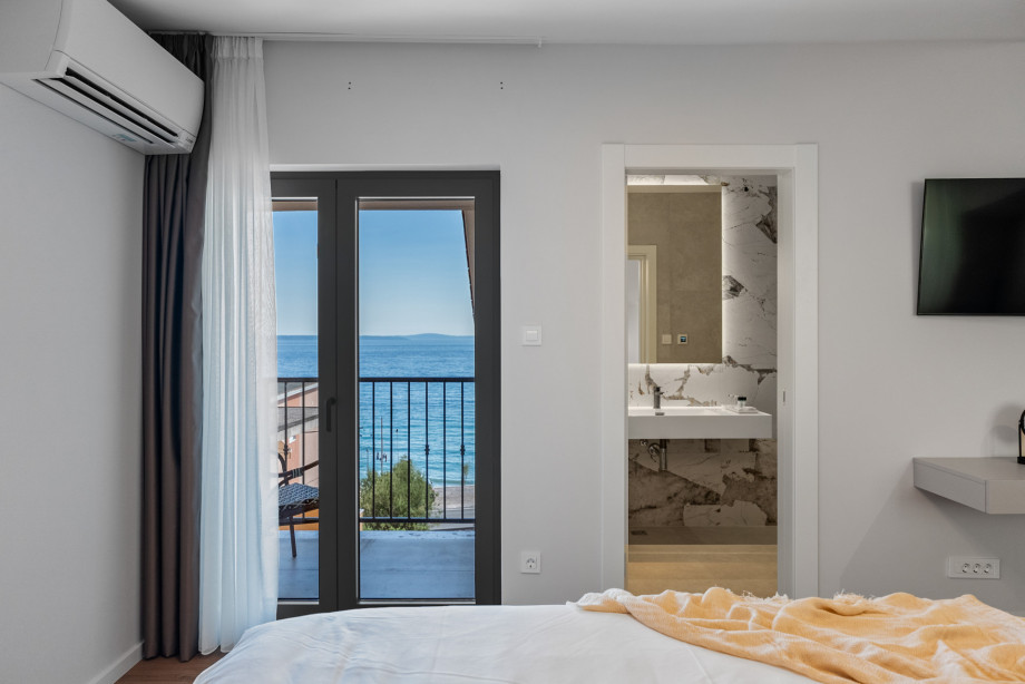 Private balcony with a beautiful sea view, perfect for relaxing moments.