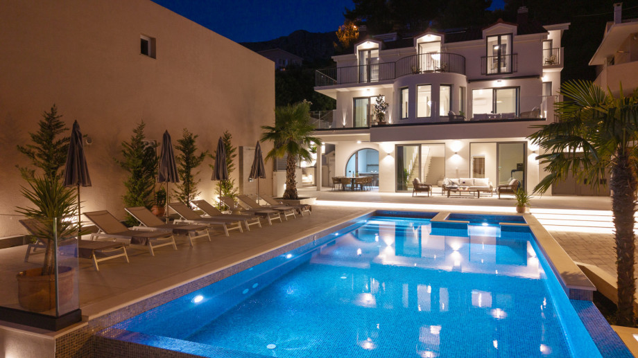 Relaxing by the pool under the stars – a perfect night ambiance.