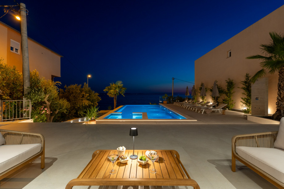 The calm of the night, the glow of the pool – pure evening bliss.