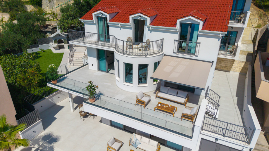 The villa’s prime location makes it convenient for you to access various amenities, including restaurants and supermarkets within walking distance (200m).