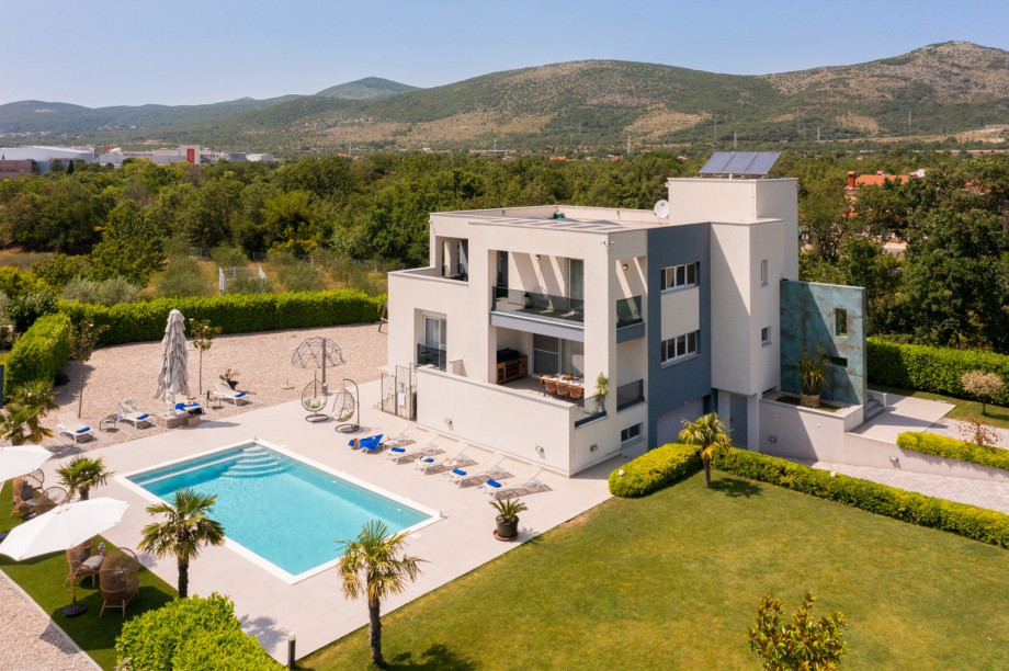 The very modern Villa Marijeta is a luxurious accommodation offering a private pool, a private tennis court and much more.