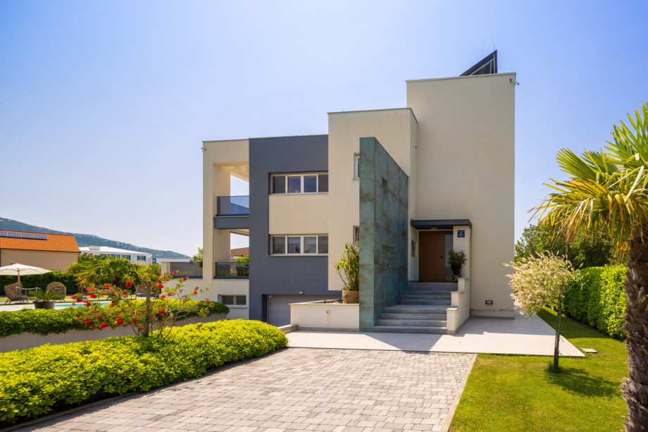 The whole property is fully fenced and offers 4 secured parking spots plus 2 garage places and 3 bikes for your use.