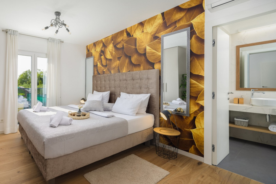 Bedroom No2 with king-size bed (200x210cm) and en-suite Bathroom No1 with shower.