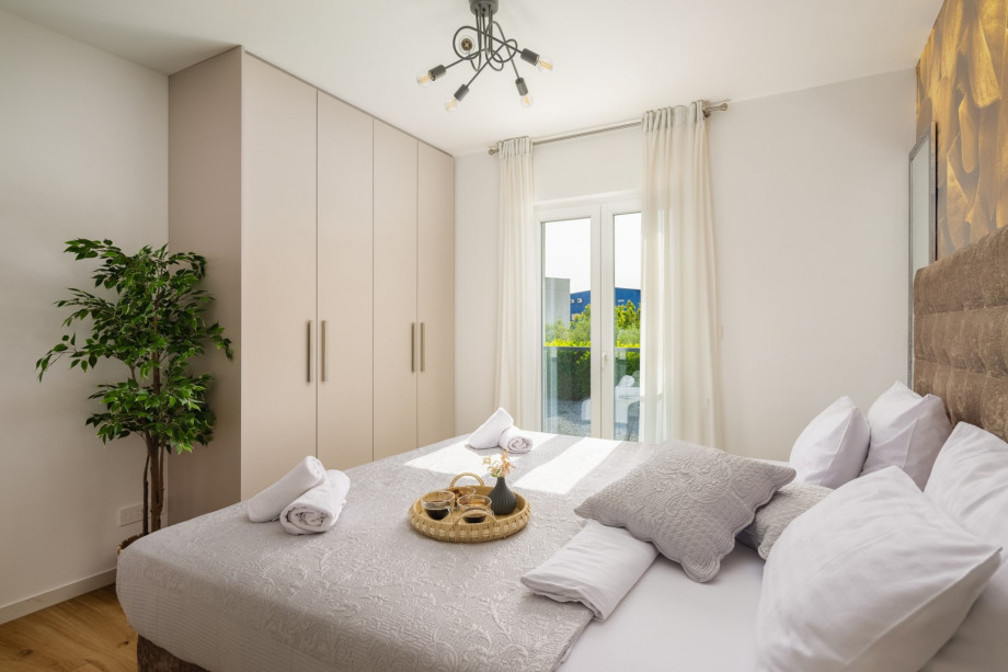 Bedroom No2 with king-size bed (200x210cm) and en-suite Bathroom No1 with shower.