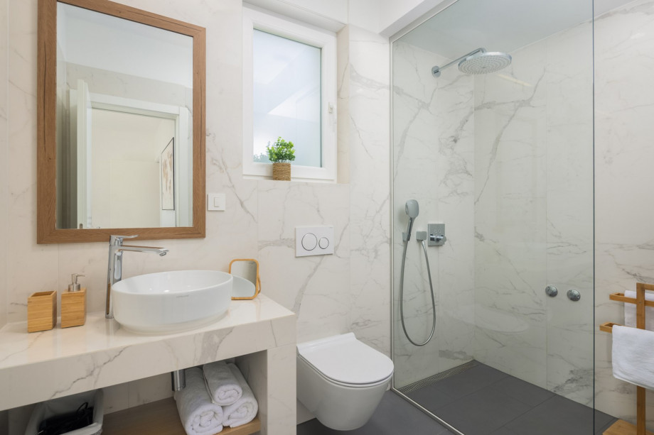 en-suite Bathroom No1 with shower