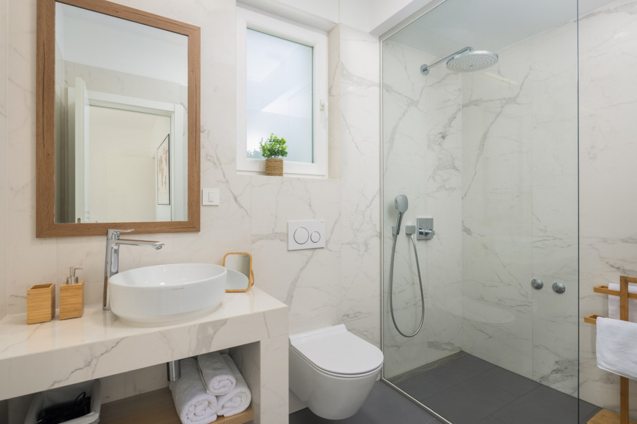 en-suite Bathroom No1 with shower