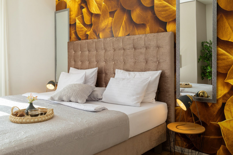 Bedroom No2 with king-size bed (200x210cm) and en-suite Bathroom No1 with shower.