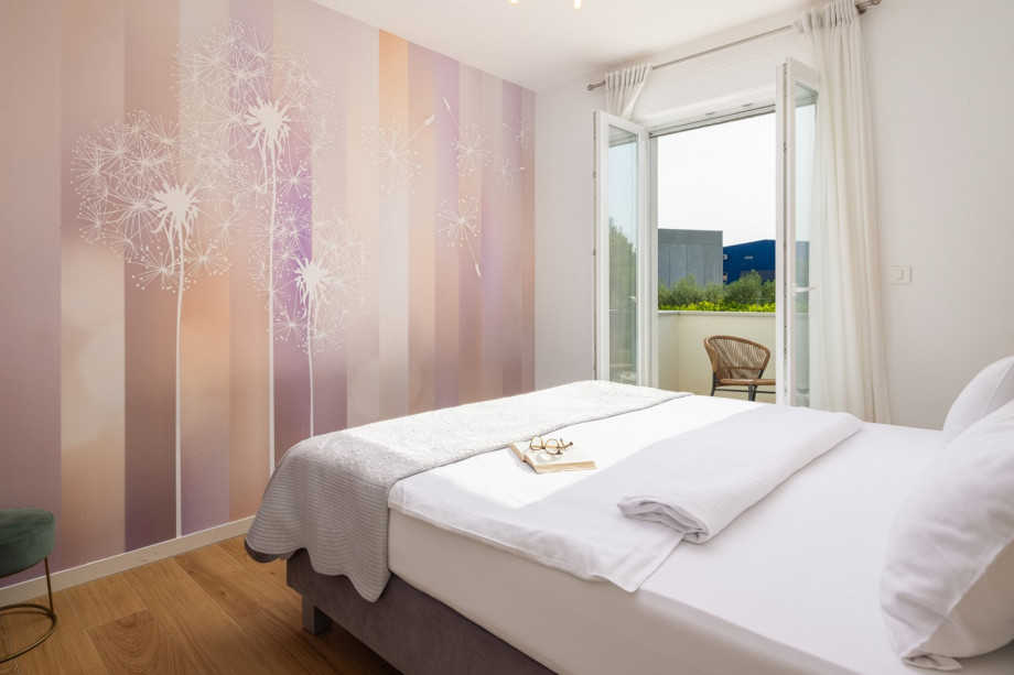 Bedroom No1 with king-size bed (200x210 cm that can be separated for 2), a sofa bed (90x200)