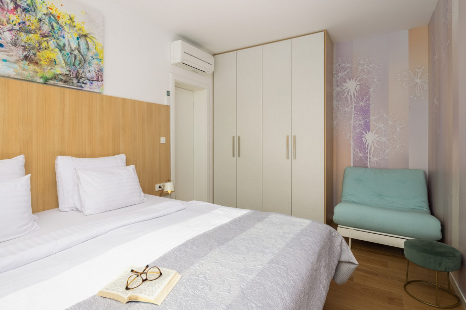 Bedroom No1 with king-size bed (200x210 cm that can be separated for 2), a sofa bed (90x200)