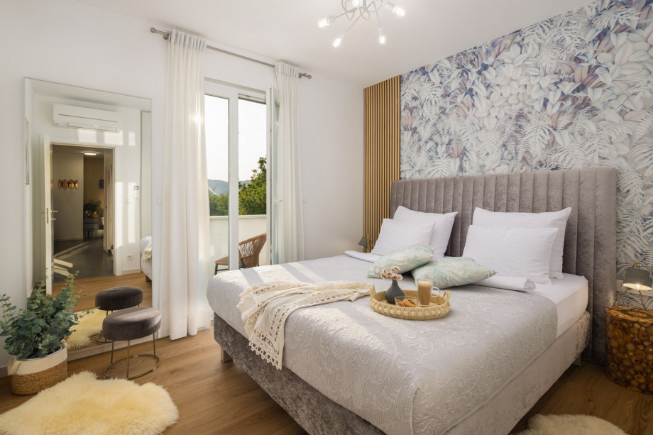 Bedroom No5 with a queen-size bed (180x210cm)