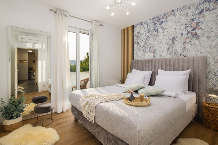 Bedroom No5 with a queen-size bed (180x210cm)