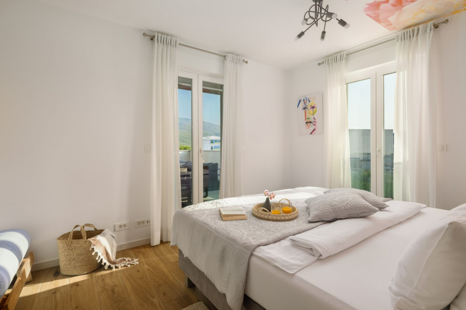 Bedroom No4 with a king-size bed (200x210 cm that can be separated for 2), a sofa bed (90x200)