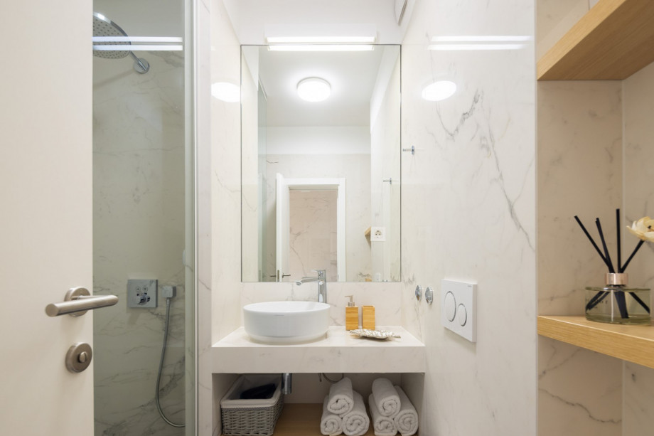 Family Bathroom No5 with shower