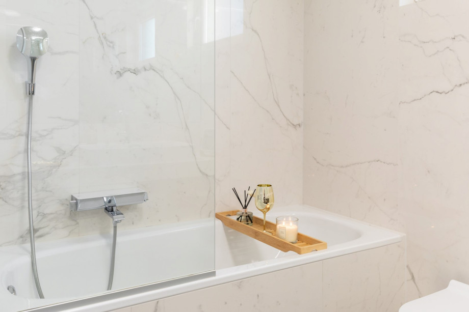 Family Bathroom No5 with shower