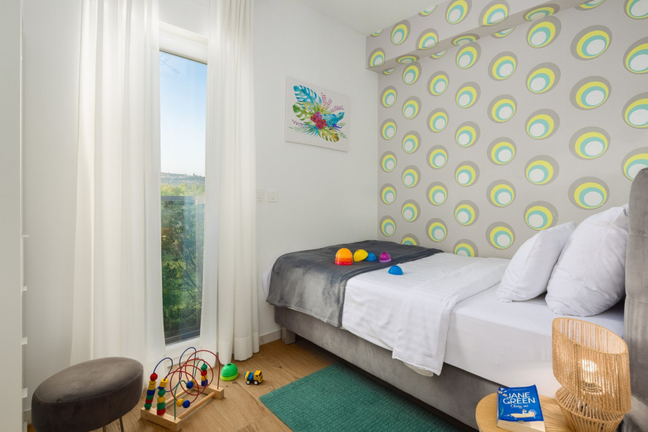 Bedroom No6 with 120cm x 210cm bed