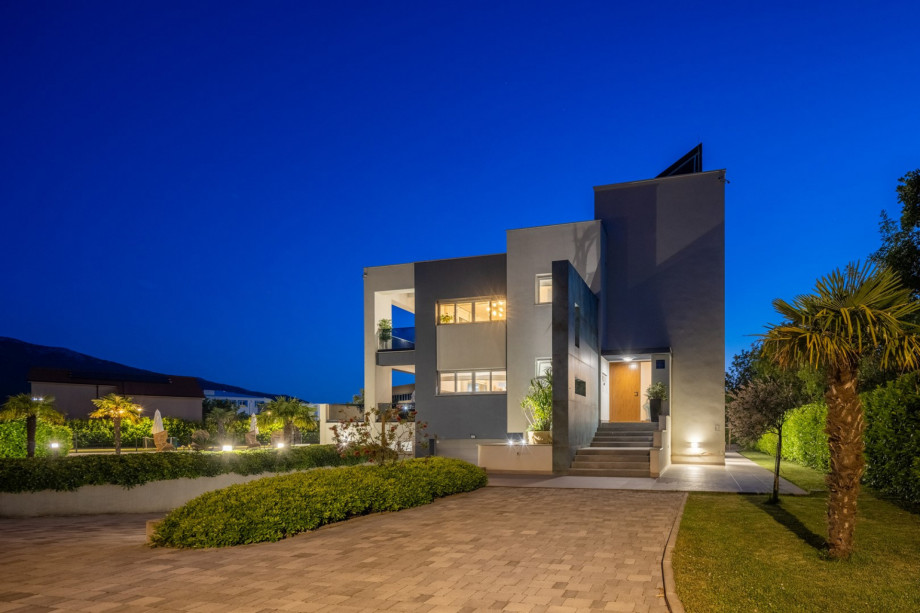 The whole property is fully fenced and offers 4 secured parking spots plus 2 garage places and 3 bikes for your use.