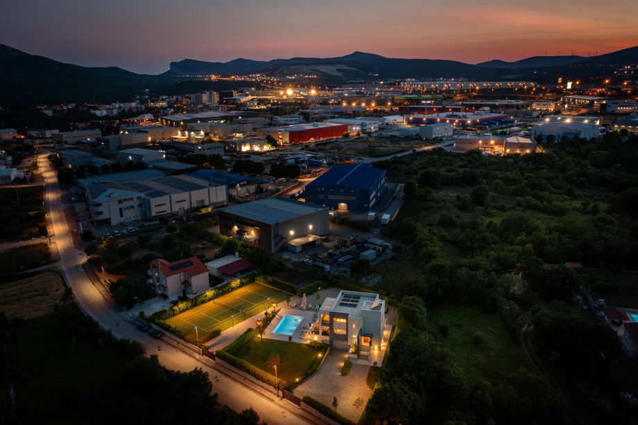 Property location and surroundings at night