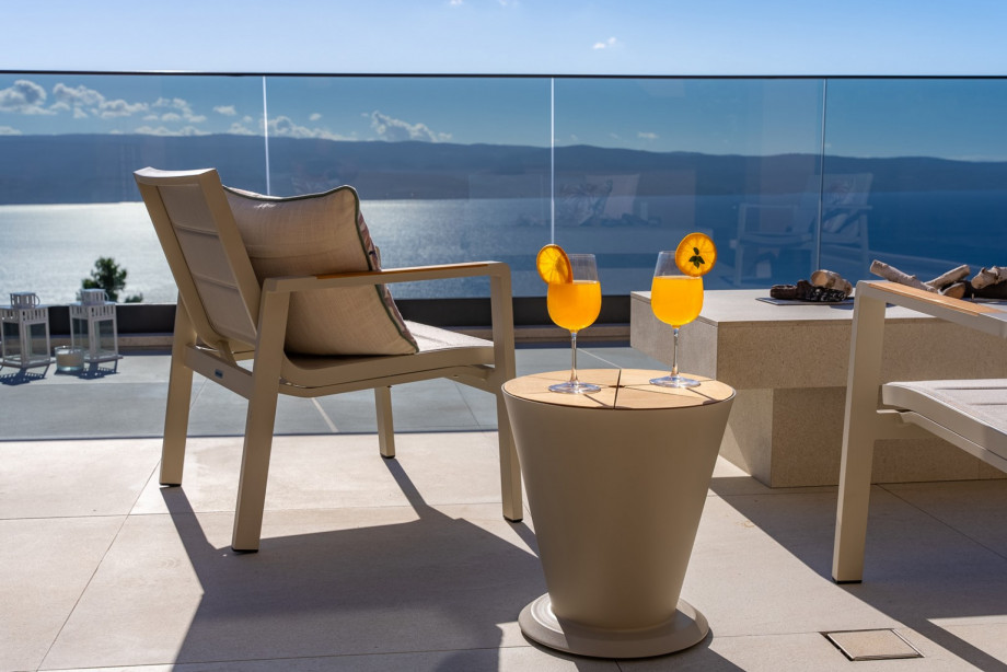 Villa offers opened and panoramic sea views in a quiet and private environment