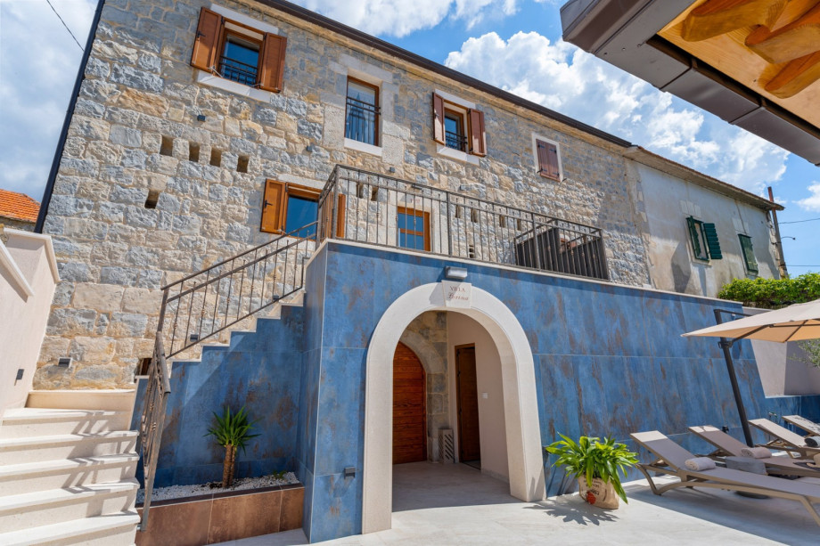 It is fully air-conditioned, with free WiFi, and it is equipped with everything you need for a very comfortable stay.