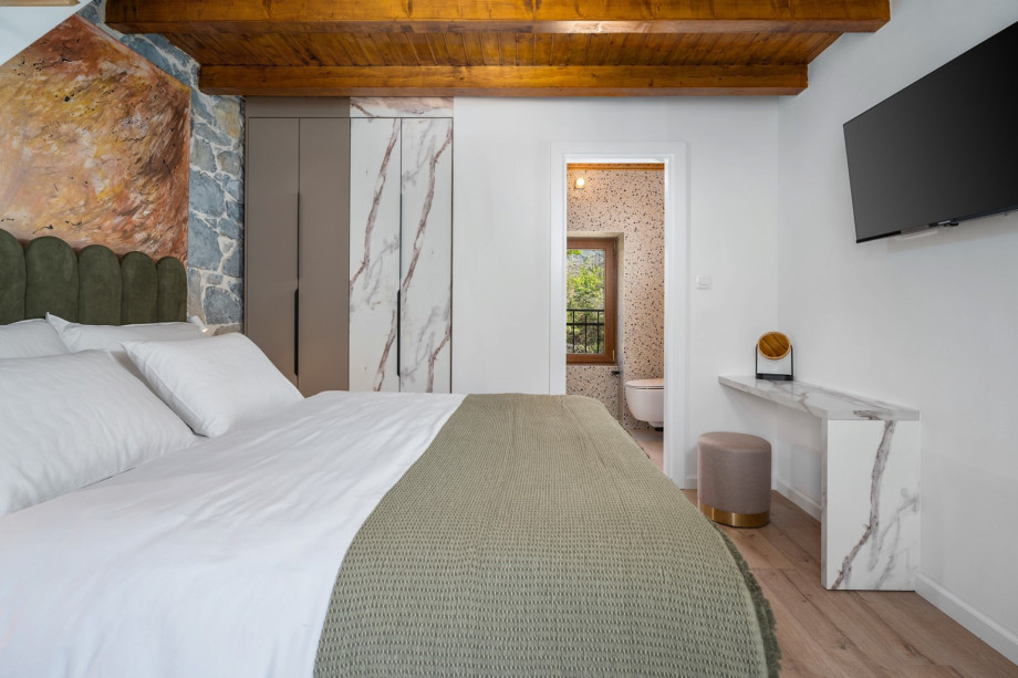 Bedroom NO1 (19sqm) with a queen size bed 160cm x 200cm