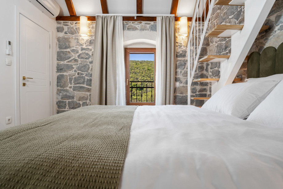 Bedroom NO1 with air-conditioning, a Tv