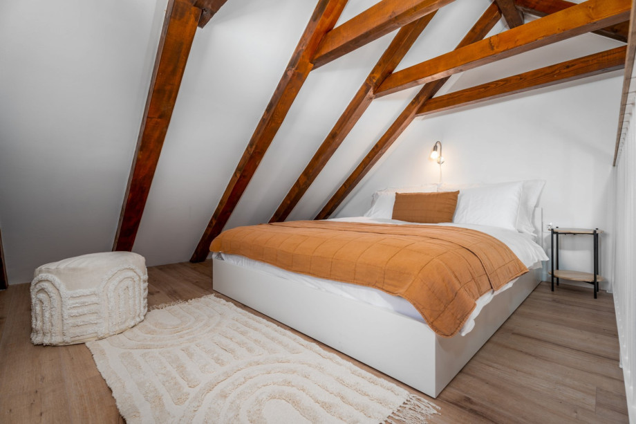 Bedroom NO1  with a queen size and an additional queen-size bed 160cm x 200cm at the gallery.