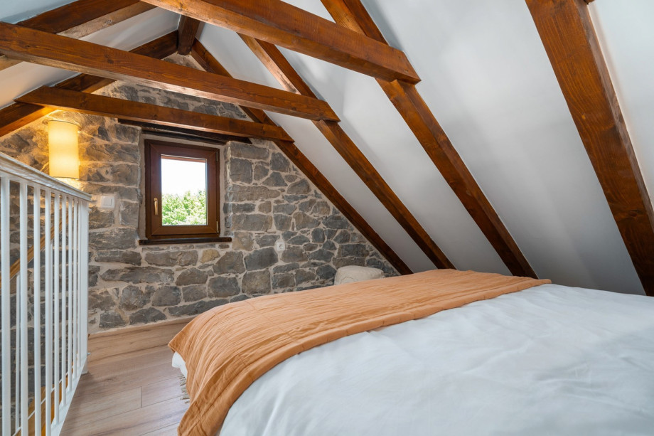 Additional queen-size bed 160cm x 200cm at the gallery